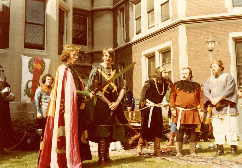 File:790505 King Laurelen dukes & sword.jpg